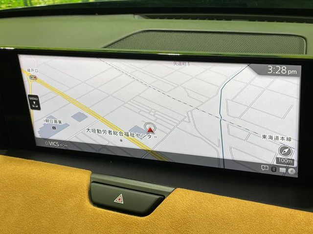 【12.3インチマツダコネクト】車内の雰囲気にマッチした大型ディスプレイ。スマホ接続でのナビ使用やBluetooth再生等、様々な機能が楽しめます。直感的なダイヤル操作が可能で、使い勝手も良好です。