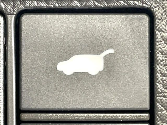 【パワーバックドア】スマートキーや運転席のボタンを押すだけでリアゲートが自動で開閉します!荷物を持っている時や、高い位置にあるバックドアを閉める際に便利な機能です♪