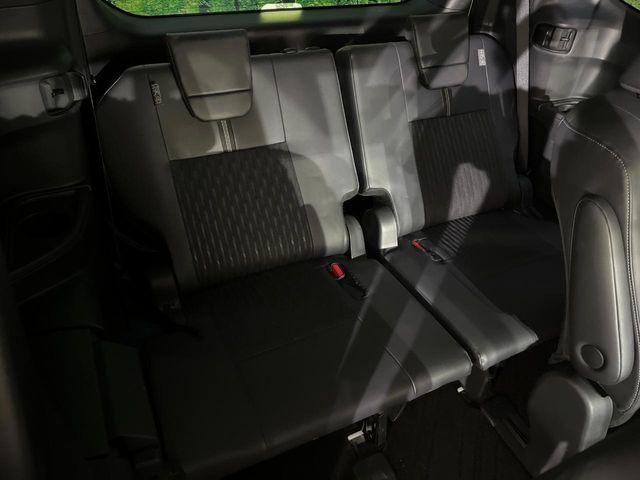 3列目シートはもちろん状態良好☆大人でもゆったりと座って頂けますので、大人数でのお出かけもラクラクです♪ご家族で、気の知れた仲間で、ドライブに行くのが楽しみですね♪