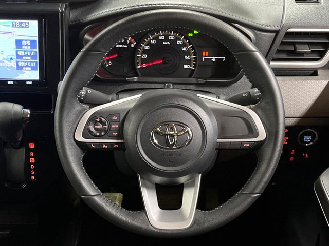 �C���e���A�ɍ��킹���f�U�C���̃X�e�A�����O�́A�^�]�������̂��Ƃ��l���A�^�]���₷���`��A�傫���ł��B�����x�A���ۂɐG���Ă��m���߂��������B