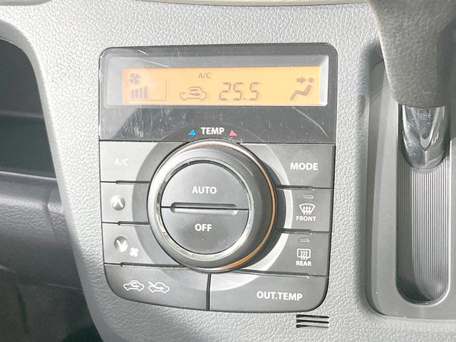 【オートエアコン】一度お好みの温度に設定すれば、車内の温度を検知し風量や温度を自動で調整。暑い&hellip;寒い&hellip;と何度もスイッチ操作をする必要はありません。快適な車内空間には必須の機能ですね♪