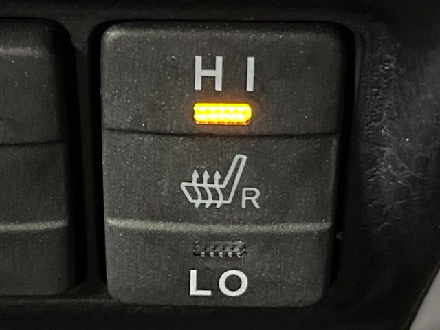 【シートヒーター】寒い日に重宝するシートヒーター!エアコンより早く温まってくれるので寒がりの人も安心ですね♪エアコンの温風は乾燥するから苦手、という方にもをおすすめです。