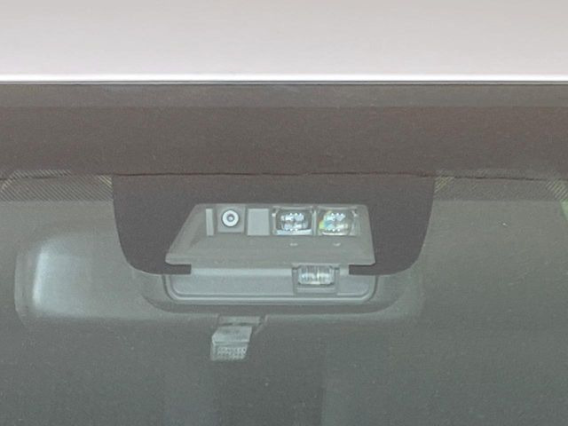 【トヨタセーフティセンス】走行中に前方の車両等を認識し、衝突しそうな時は警報とブレーキで衝突回避と被害軽減をアシスト。より安全にドライブをお楽しみいただけます。
