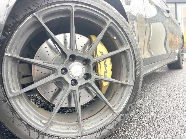 ●20インチアルミホイール:輸入車ならではの卓越した走りを支えるホイールと足回りです!日本車の走りに慣れている方にもぜひ体感して頂きたいほど、高いレベルでまとまっています!