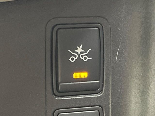 【エマージェンシーブレーキ】走行中に前方の車両等を認識し、衝突しそうな時は警報とブレーキで衝突回避と被害軽減をアシスト。より安全にドライブをお楽しみいただけます。