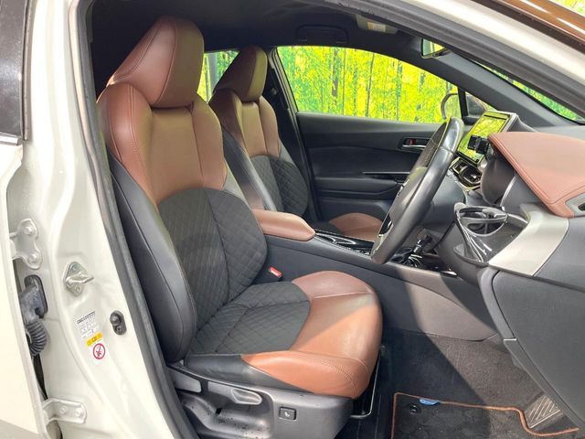 運転席シート廻りは使用感も少なく、良好な状態となっています。前オーナー様が丁寧に使っていたことがよくわかりますね。