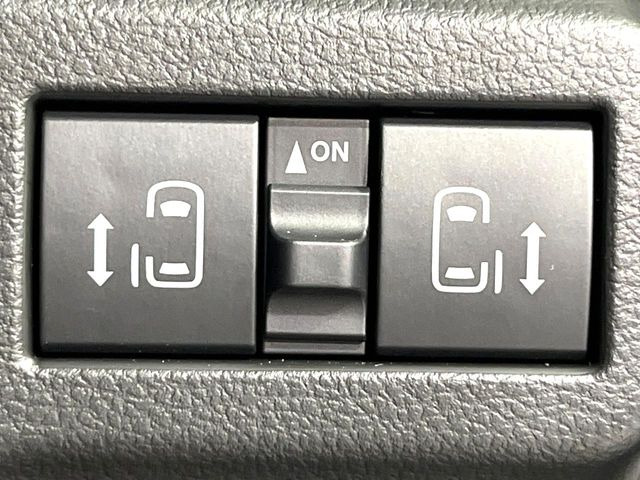 【両側パワースライドドア】スマートキーや運転席のスイッチで後席両側スライドドアの開閉が可能♪電動だから力を入れてドアを開ける必要が無く、小さなお子様でも簡単に開け閉めでき快適です♪