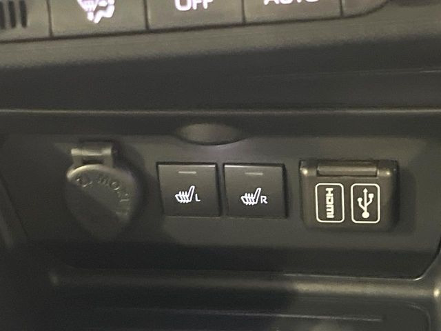 【シートヒーター】寒い日に重宝するシートヒーター!エアコンより早く温まってくれるので寒がりの人も安心ですね♪エアコンの温風は乾燥するから苦手、という方にもをおすすめです。