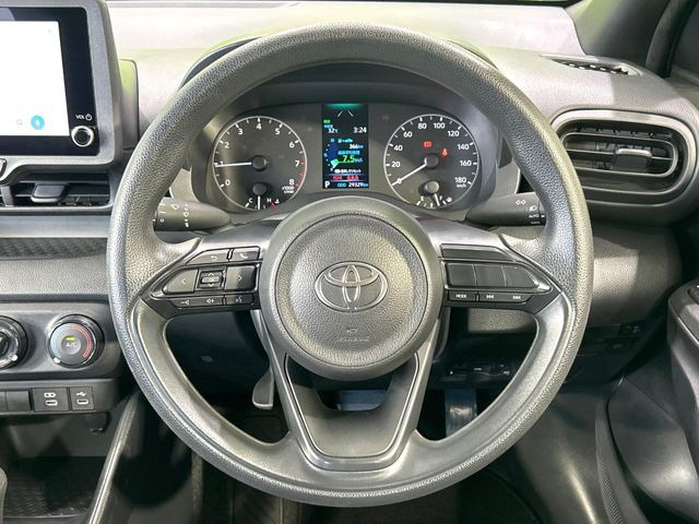 �C���e���A�ɍ��킹���f�U�C���̃X�e�A�����O�́A�^�]�������̂��Ƃ��l���A�^�]���₷���`��A�傫���ł��B�����x�A���ۂɐG���Ă��m���߂��������B
