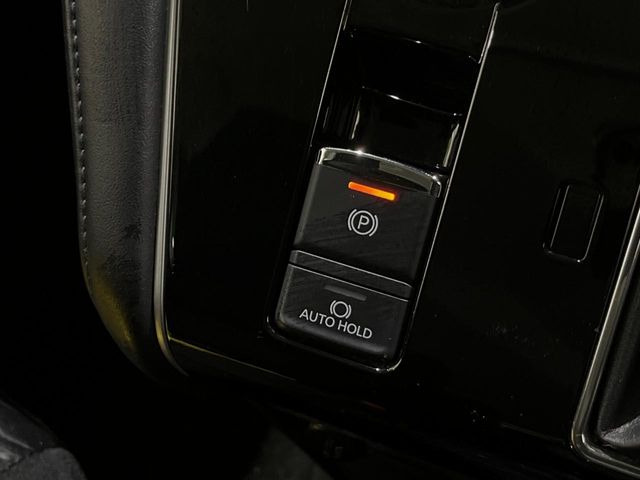【電動パーキングブレーキ】パーキングブレーキは便利な電動式!ボタン一つで操作でき、アクセルを踏めば自動で解除されます♪レバーやペダルが無いので運転席廻りもすっきりしますね♪