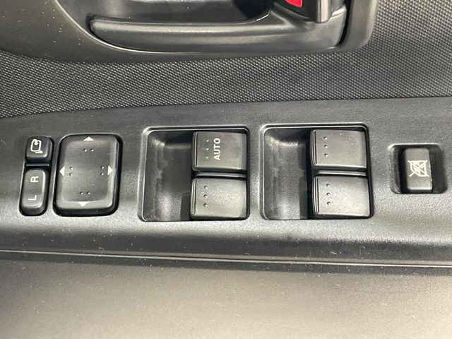 【電動格納ミラー】サイドミラーは電動格納式となっており、狭い駐車場でもキズがつくリスクを抑えられます。