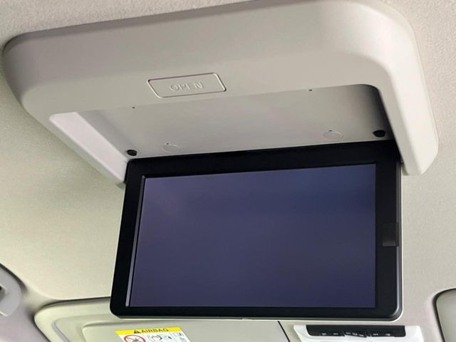 【フリップダウンモニター】大画面モニターで後席でもエンタメをお楽しみいただけます。小さなお子様にも大人気の装備です♪
