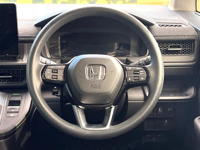 �C���e���A�ɍ��킹���f�U�C���̃X�e�A�����O�́A�^�]�������̂��Ƃ��l���A�^�]���₷���`��A�傫���ł��B�����x�A���ۂɐG���Ă��m���߂��������B