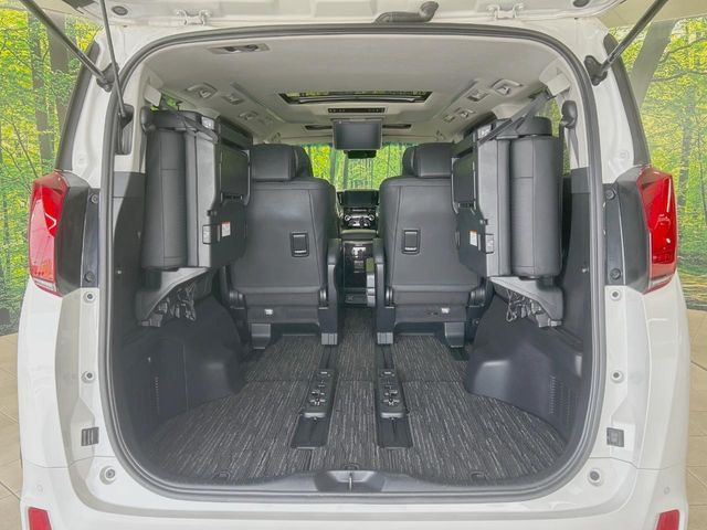後席を格納すると、これだけの広さが!シーンに合わせたシートアレンジで、大きな荷物も積むことが出来ます♪