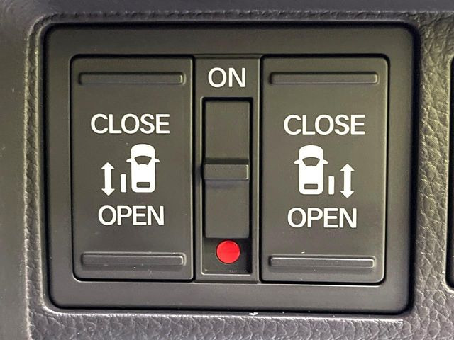 【両側パワースライドドア】スマートキーや運転席のスイッチで後席両側スライドドアの開閉が可能♪電動だから力を入れてドアを開ける必要が無く、小さなお子様でも簡単に開け閉めでき快適です♪