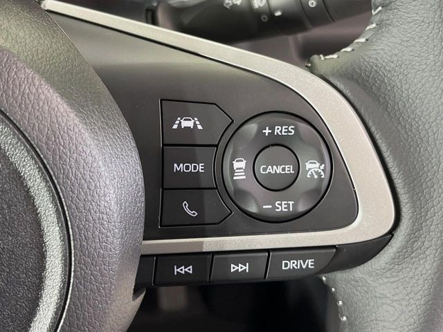 【レーダークルーズコントロール】高速道路での長距離走行が楽に!!自動で速度を保つクルーズコントロールが、衝突軽減システムと連携し、前方の車両を感知して車間を保つように速度調節してくれます!!