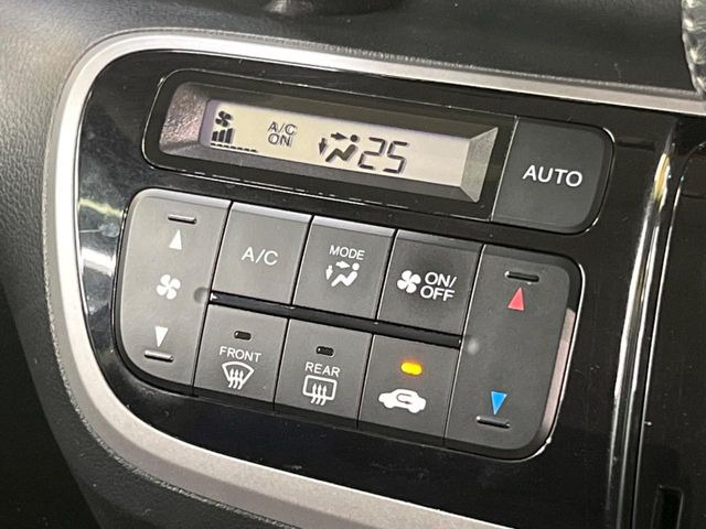 【オートエアコン】一度お好みの温度に設定すれば、車内の温度を検知し風量や温度を自動で調整。暑い&hellip;寒い&hellip;と何度もスイッチ操作をする必要はありません。快適な車内空間には必須の機能ですね♪