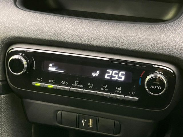 【オートエアコン】一度お好みの温度に設定すれば、車内の温度を検知し風量や温度を自動で調整。暑い&hellip;寒い&hellip;と何度もスイッチ操作をする必要はありません。快適な車内空間には必須の機能ですね♪