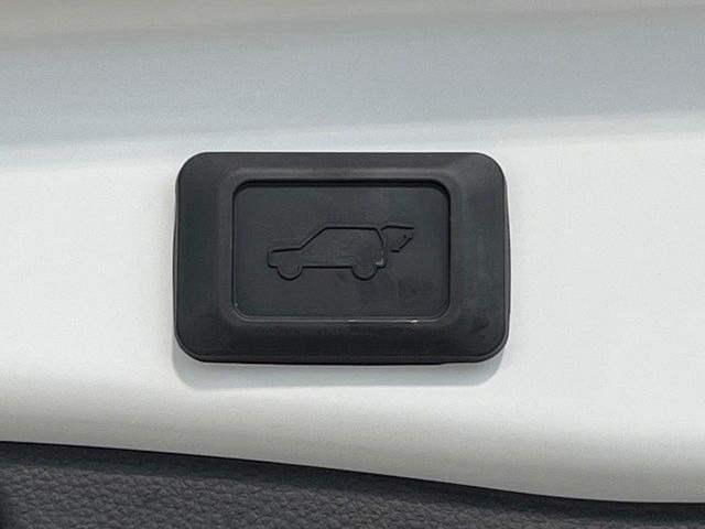 【パワーバックドア】スマートキーや運転席のボタンを押すだけでリアゲートが自動で開閉します!荷物を持っている時や、高い位置にあるバックドアを閉める際に便利な機能です♪
