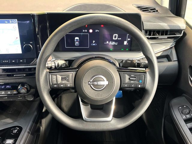 �C���e���A�ɍ��킹���f�U�C���̃X�e�A�����O�́A�^�]�������̂��Ƃ��l���A�^�]���₷���`��A�傫���ł��B�����x�A���ۂɐG���Ă��m���߂��������B