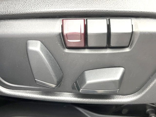 ●パワーシート:シート位置の&ldquo;前後と背もたれの&ldquo;角度の微調整が可能となります。手動設定のシートよりも、より細やかな設定ができるのがポイントです。