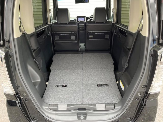 普段のお買い物や通勤、送迎等に十分な荷室スペースを確保しております。セカンドシートを倒すと、大きな荷物の積載も可能です♪