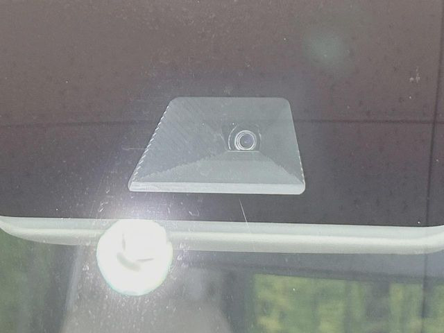 【ホンダセンシング】走行中に前方の車両等を認識し、衝突しそうな時は警報とブレーキで衝突回避と被害軽減をアシスト。より安全にドライブをお楽しみいただけます。