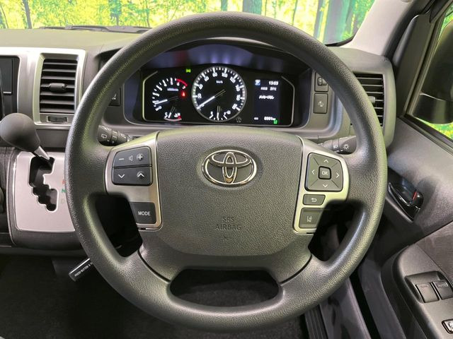 インテリアに合わせたデザインのステアリングは、運転される方のことも考え、運転しやすい形状、大きさです。是非一度、実際に触ってお確かめください。