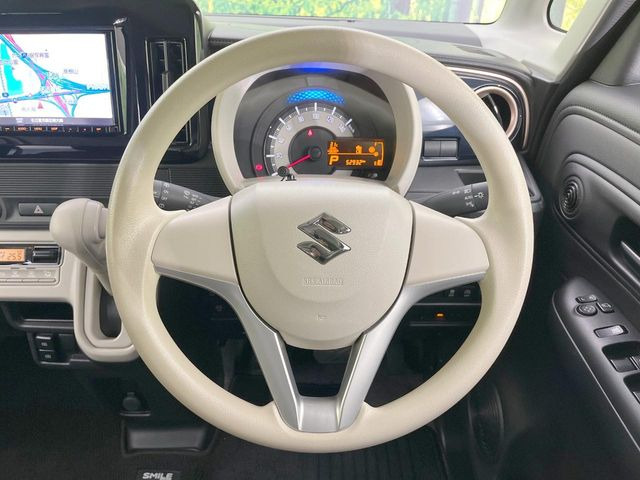 �C���e���A�ɍ��킹���f�U�C���̃X�e�A�����O�́A�^�]�������̂��Ƃ��l���A�^�]���₷���`��A�傫���ł��B�����x�A���ۂɐG���Ă��m���߂��������B
