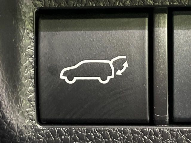 【パワーバックドア】スマートキーや運転席のボタンを押すだけでリアゲートが自動で開閉します!荷物を持っている時や、高い位置にあるバックドアを閉める際に便利な機能です♪