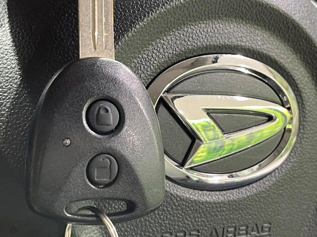 【キーレス】少し離れた場所からでもボタン一つでドアの開錠・施錠ができるのでとっても便利!ドアの鍵穴周りに傷をつけることもありません♪