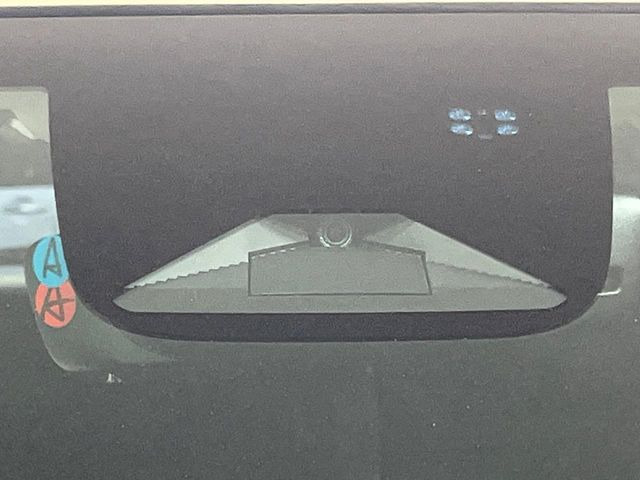 【ホンダセンシング】走行中に前方の車両等を認識し、衝突しそうな時は警報とブレーキで衝突回避と被害軽減をアシスト。より安全にドライブをお楽しみいただけます。