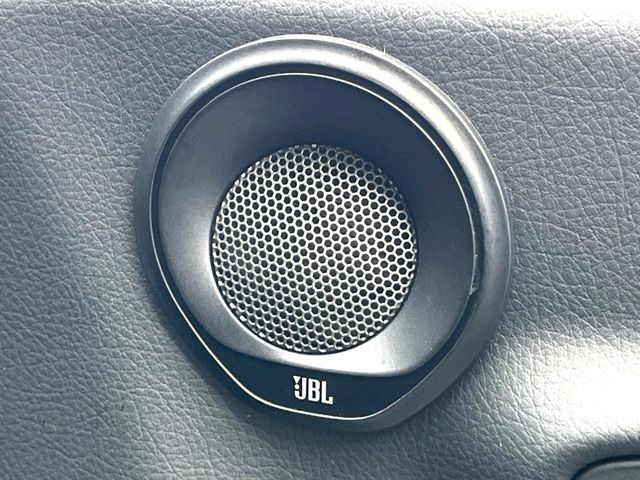 �yJBL�T�E���h�V�X�e���z���[�J�[�I�v�V�����̍��i�ʃT�E���h�V�X�e���𓋍ځB��p�̃`���[�j���O���{���ꂽ�召�l�X�ȃX�s�[�J�[����ǎ��ȃT�E���h���t�ł��A�Տꊴ���ӂ�鉹����Ԃ����o���܂��B