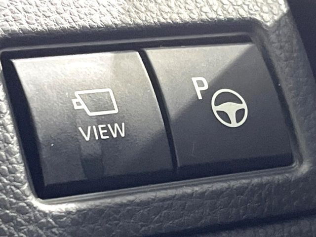 【リモート機能つきアドバンストパーク】専用スマートフォンアプリの使用で、車外から遠隔駐車・出庫が可能な先進機能。広い場所で乗り降りしたい時に便利です♪