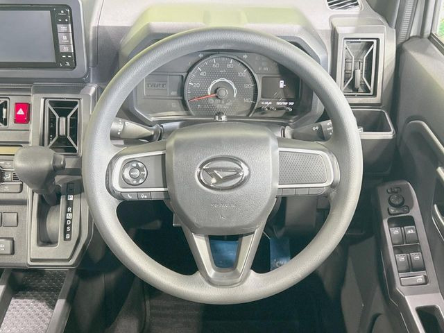 �C���e���A�ɍ��킹���f�U�C���̃X�e�A�����O�́A�^�]�������̂��Ƃ��l���A�^�]���₷���`��A�傫���ł��B�����x�A���ۂɐG���Ă��m���߂��������B