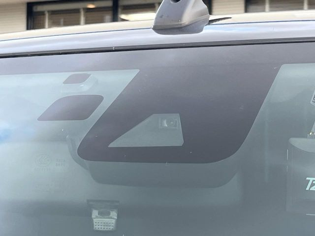 【トヨタセーフティセンス】走行中に前方の車両等を認識し、衝突しそうな時は警報とブレーキで衝突回避と被害軽減をアシスト。より安全にドライブをお楽しみいただけます。