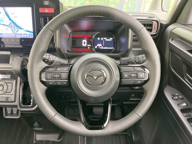 �C���e���A�ɍ��킹���f�U�C���̃X�e�A�����O�́A�^�]�������̂��Ƃ��l���A�^�]���₷���`��A�傫���ł��B�����x�A���ۂɐG���Ă��m���߂��������B