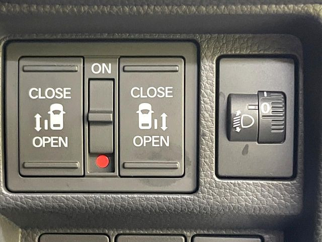 【両側パワースライドドア】スマートキーや運転席のスイッチで後席両側スライドドアの開閉が可能♪電動だから力を入れてドアを開ける必要が無く、小さなお子様でも簡単に開け閉めでき快適です♪