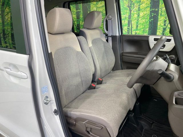 運転席まわりには十分なスペースがあり、大柄な方でもゆったり運転していただける環境です。