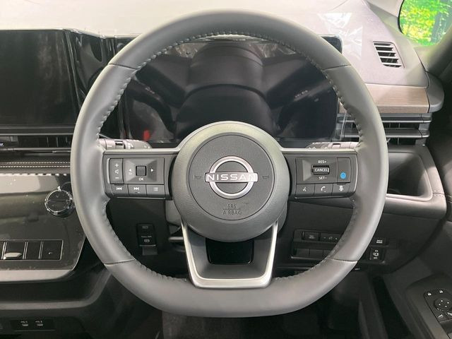 �C���e���A�ɍ��킹���f�U�C���̃X�e�A�����O�́A�^�]�������̂��Ƃ��l���A�^�]���₷���`��A�傫���ł��B�����x�A���ۂɐG���Ă��m���߂��������B
