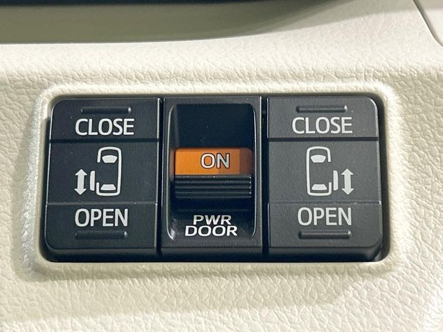 【両側パワースライドドア】スマートキーや運転席のスイッチで後席両側スライドドアの開閉が可能♪電動だから力を入れてドアを開ける必要が無く、小さなお子様でも簡単に開け閉めでき快適です♪