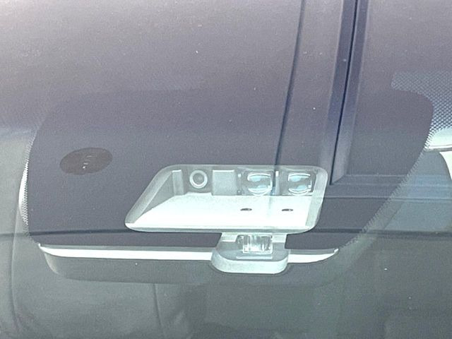 【三菱e-Assist】走行中に前方の車両等を認識し、衝突しそうな時は警報とブレーキで衝突回避と被害軽減をアシスト。より安全にドライブをお楽しみいただけます。