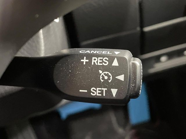 【クルーズコントロール】高速道路もラクラク走行。アクセルを離しても一定速度で走行ができ、長距離運転時の負担を軽減!加速・減速も簡単なスイッチ操作で調整できます。