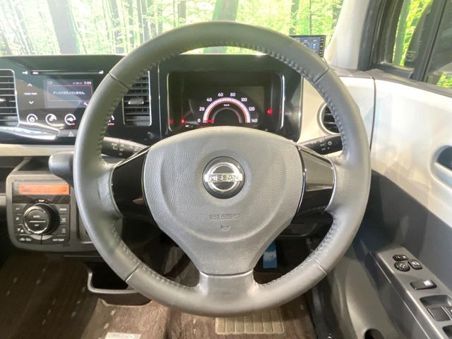 �C���e���A�ɍ��킹���f�U�C���̃X�e�A�����O�́A�^�]�������̂��Ƃ��l���A�^�]���₷���`��A�傫���ł��B�����x�A���ۂɐG���Ă��m���߂��������B