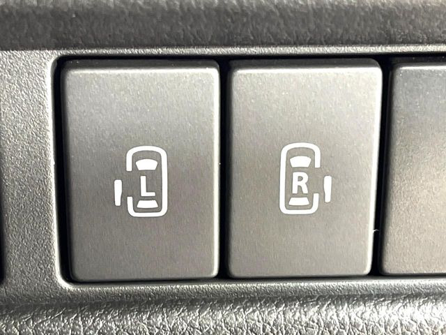 【両側パワースライドドア】スマートキーや運転席のスイッチで後席両側スライドドアの開閉が可能♪電動だから力を入れてドアを開ける必要が無く、小さなお子様でも簡単に開け閉めでき快適です♪