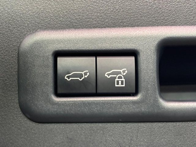 【パワーバックドア】スマートキーや運転席のボタンを押すだけでリアゲートが自動で開閉します!荷物を持っている時や、高い位置にあるバックドアを閉める際に便利な機能です♪