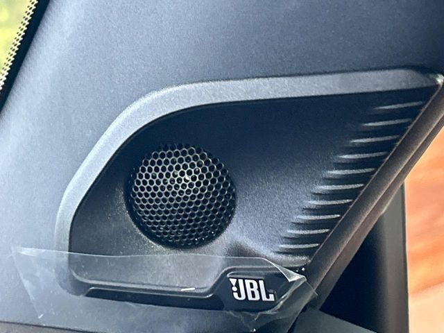 �yJBL�T�E���h�V�X�e���z���[�J�[�I�v�V�����̍��i�ʃT�E���h�V�X�e���𓋍ځB��p�̃`���[�j���O���{���ꂽ�召�l�X�ȃX�s�[�J�[����ǎ��ȃT�E���h���t�ł��A�Տꊴ���ӂ�鉹����Ԃ����o���܂��B