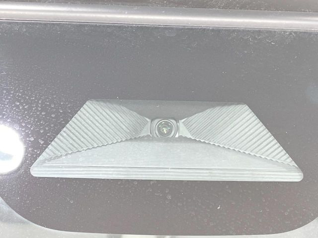 【ホンダセンシング】走行中に前方の車両等を認識し、衝突しそうな時は警報とブレーキで衝突回避と被害軽減をアシスト。より安全にドライブをお楽しみいただけます。