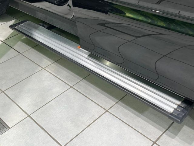 【電動サイドステップ】車高の高いお車でも、これがあれば小さいお子様の乗り降りも楽々♪スライドドアと連動して作動する為、煩わしい操作は不要です!