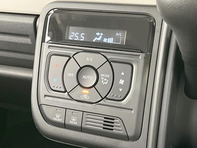 【オートエアコン】一度お好みの温度に設定すれば、車内の温度を検知し風量や温度を自動で調整。暑い&hellip;寒い&hellip;と何度もスイッチ操作をする必要はありません。快適な車内空間には必須の機能ですね♪